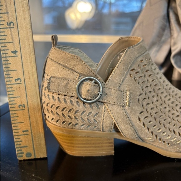 Hokus Pokus Tabby Women’s Perforated Light Brown Heeled Boots Size 6M - Picture 2 of 8